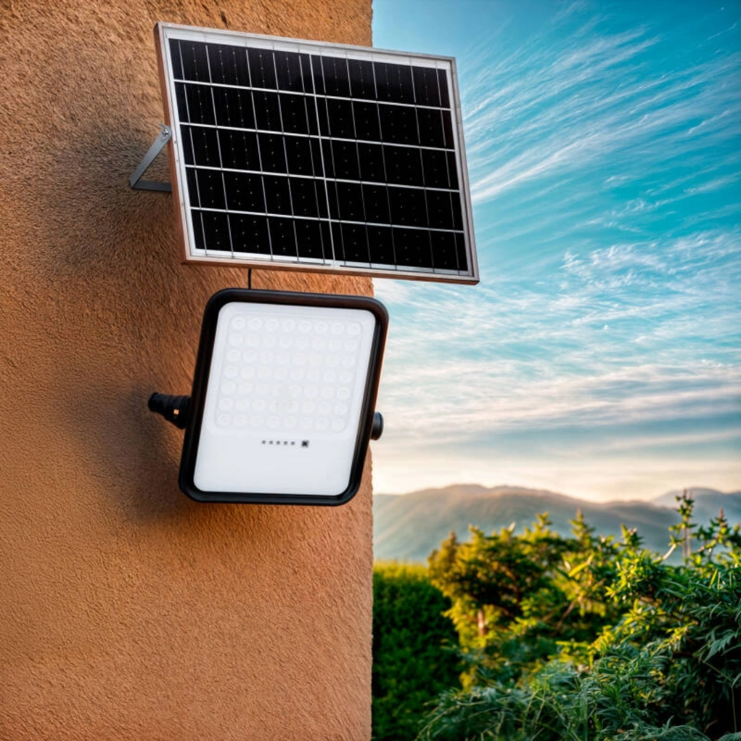 Foco Proyector LED Solar 1700lm 110lm/W IP65 Control Remoto Incluido