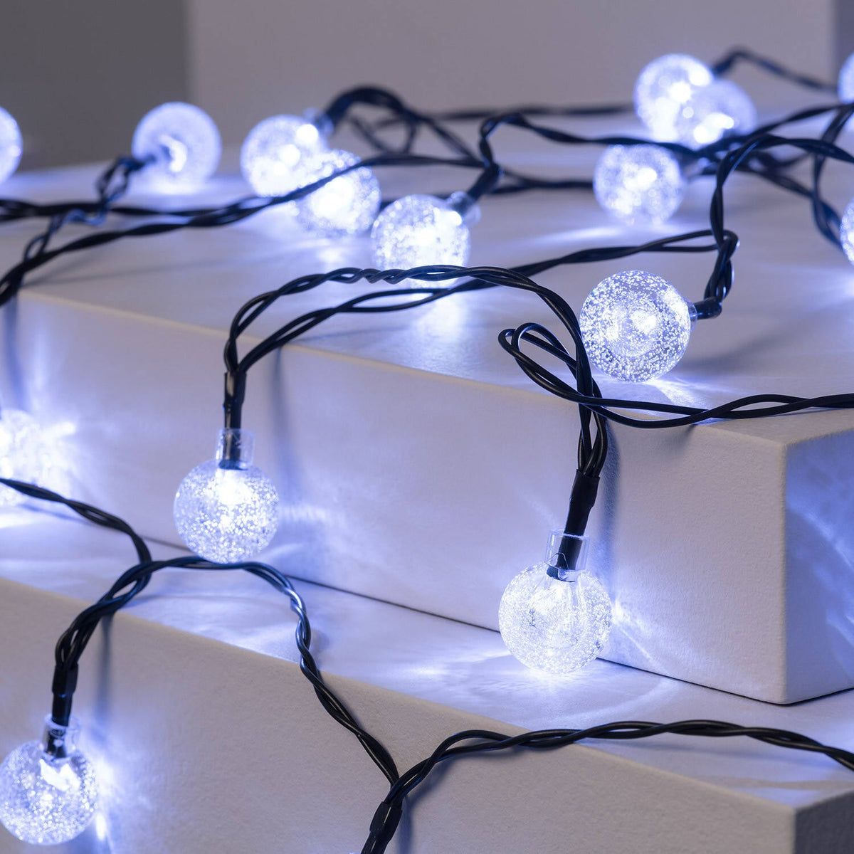 Guirnalda solar LED ALBA 30 bolas 5000K, detalle de las bolas encendidas con luz blanca
